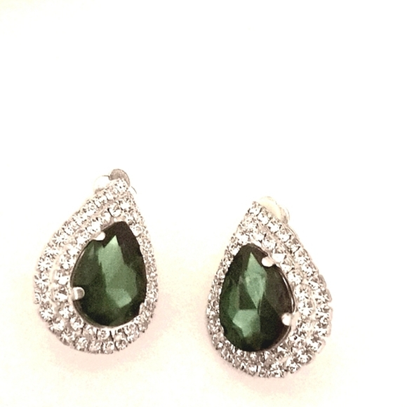 Vintage Emerald Green Faux Diamond Clip on Earrings - Picture 4 of 5
